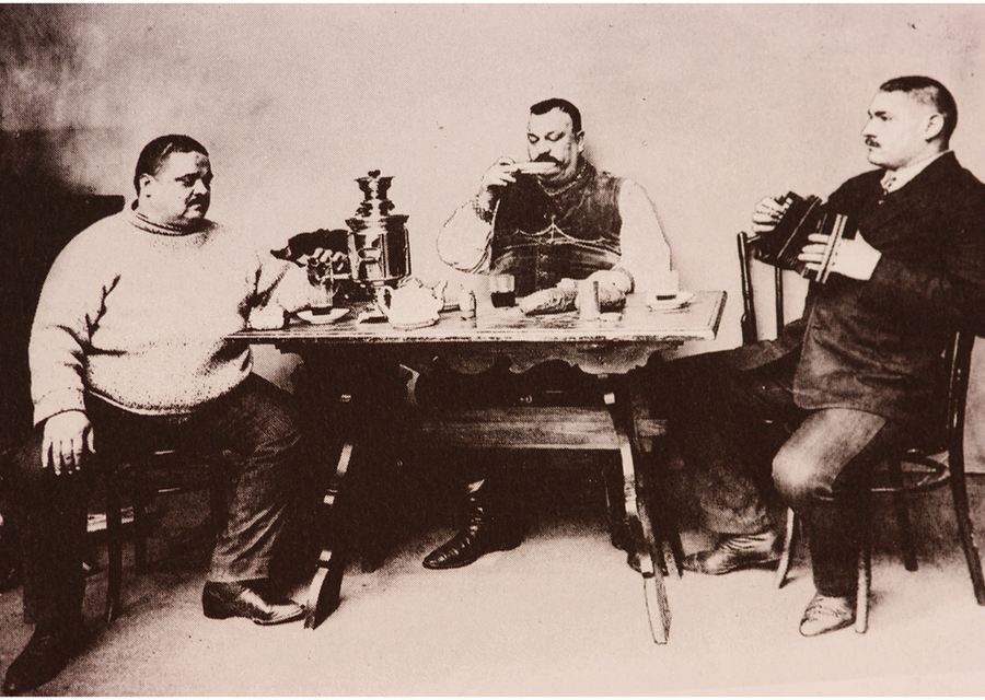 3 men near samovar (Andreyev)