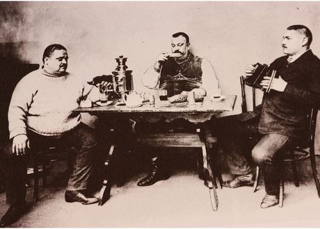 3 men near samovar (Andreyev)