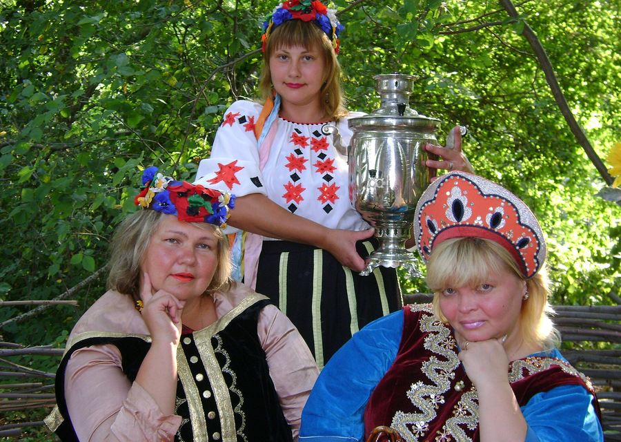 Русские красавицы пьют чай из самовара